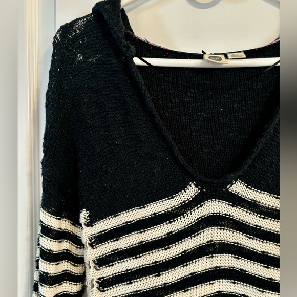 Roxy Black and White Knit V-neck Hooded Sweater. Surfer Style. - Picture 2 of 4